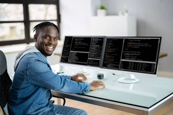 コンピュータ プログラマー オフィスのコンピュータ上でプログラムコードを書く — ストック写真