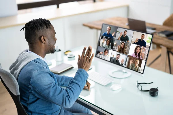 虚拟视频会议在办公室里的访谈挥手 — 图库照片