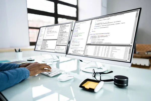 非洲裔美国人编码员在办公桌前使用计算机 Web开发人员 — 图库照片