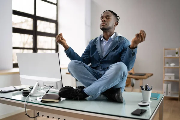 Afričtí Zaměstnanci Dělat Duševní Zdraví Jóga Meditace Kanceláři — Stock fotografie