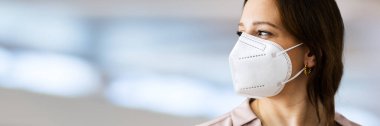 N95 Tıbbi Maske Giyen Kadın Yakın Çekim