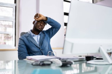 Masada bir şişe suyla çalışan susamış bir insan.