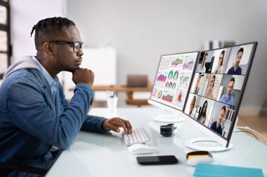 KPI İş Analitik Veri Kontrol Paneli. Analizci Bilgisayar Kullanıyor