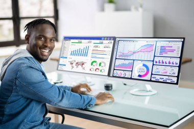 İş Veri Analizi Kontrol Paneline Bakan Analist Adam