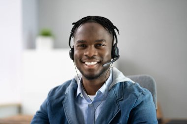 Çağrı Merkezindeki Müşteri Hizmetleri Ajanı