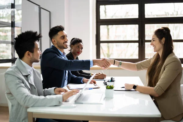 Empresarios Estrechando Las Manos Después Entrevista Oficina — Foto de Stock