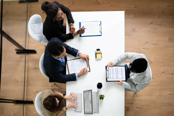 Grupp Affärsmän Intervjua Ung Manlig Kandidat Tjänst — Stockfoto