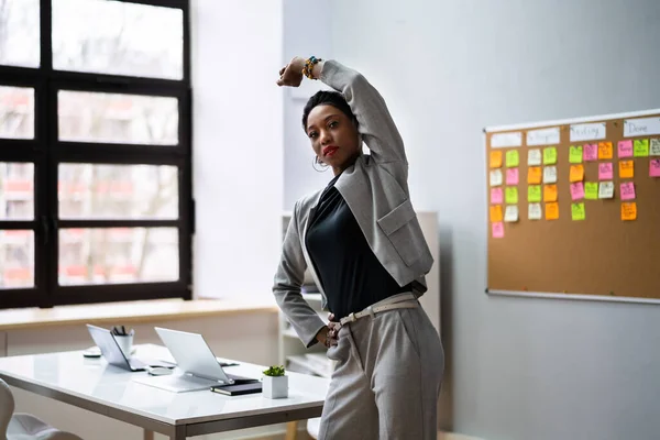 Ejercicio Estiramiento Ejercicio Cerca Del Escritorio Oficina Estiramiento Del Trabajador —  Fotos de Stock