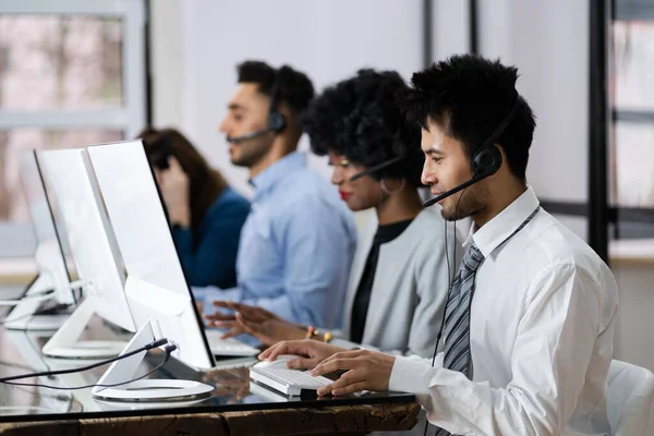 Positieve Customer Services Agent Met Headset Werken Een Call Center — Stockfoto