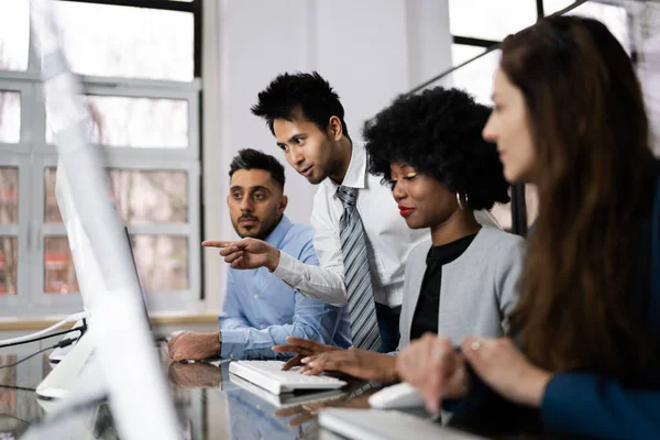 Gruppo Felici Uomini Affari Che Utilizzano Computer Portatile Discutendo Sul — Foto Stock