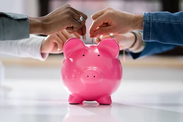 Crowdfunding Koncepció Emberek Behelyezése Érméket Piggybank — Stock Fotó