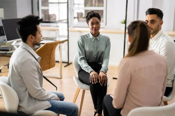 Jóvenes Amigos Multiraciales Del Milenio Sentado Círculo Tener Discusión Grupo — Foto de Stock