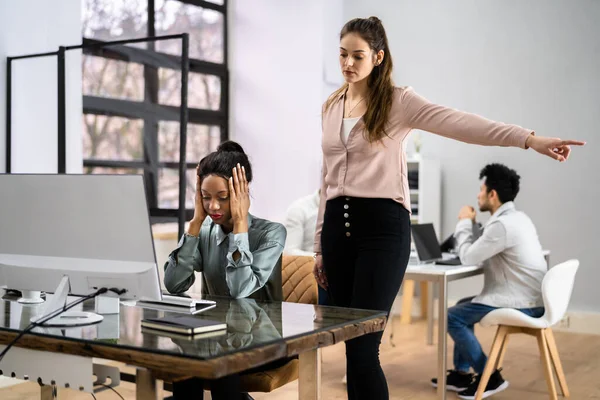 Jefe Despidiendo Empleada Femenina Oficina Moderna —  Fotos de Stock