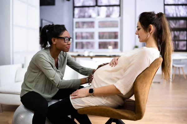 Fridfull Gravid Kvinna Som Har Avkopplande Massage Från Afrikanska Kvinnliga — Stockfoto