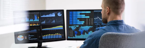 Analista Datos Negocios Hombre Usando Computadora Para Análisis Predictivo Finanzas — Foto de Stock