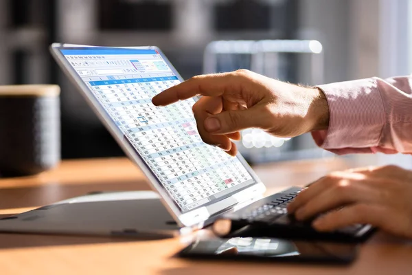 Elektronische Spreadsheet Analist Auditor Met Behulp Van Software Hybride Laptop — Stockfoto