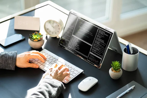 Desenvolvedor Software Masculino Digitando Código Laptop — Fotografia de Stock