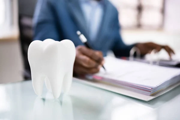 Zahnarztrechnung Und Steuerunterlagen Schreibtisch — Stockfoto