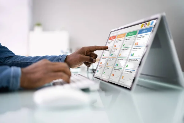 Scrum Styrelse Vid Office Desk Hybrid Business Laptop — Stockfoto