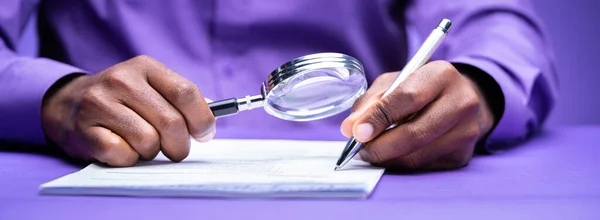 Auditor Using Magnifying Glass Audit Fraud Investigation — Stock Photo, Image