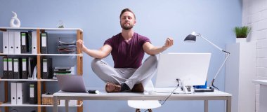 Çalışan Ofiste Akıl Sağlığı Yogası Meditasyonu Yapıyor