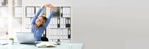 Mujer Estira Escritorio Oficina Ejercicio Estiramiento —  Fotos de Stock