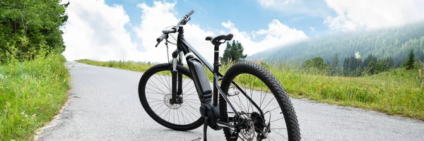 Elektro Mountainbike Unterwegs Den Österreichischen Bergen lizenzfreie Stockfotos