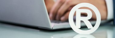 Laptop 'ta Çalışan Bir Adamın Eline Yakın İşaretli