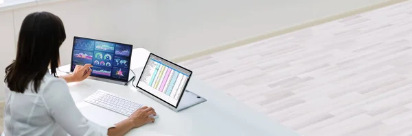 Аналітик Співробітник Працює Електронною Таблицею Звіт Екрані Ноутбука — стокове фото