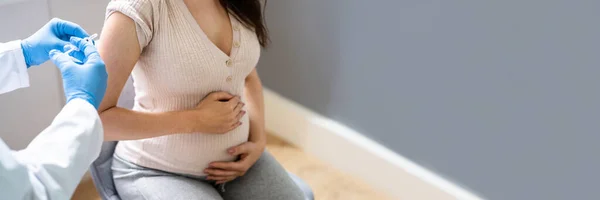 Dokter Maken Covid Vaccin Injectie Zwangere Vrouw Patiënt — Stockfoto