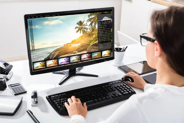 Grafik Tasarımcı Fotoğraf Düzenleme Masaüstü Bilgisayarında