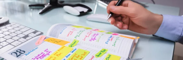 Horario Escritura Mano Del Empresario Diario Con Pluma Lugar Trabajo —  Fotos de Stock