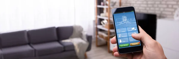 Крупним Планом Рука Людини Використовуючи Додаток Smart Home Мобільному Телефоні — стокове фото