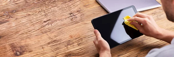 Man Hand Cleaning Digitális Tabletta Képernyő Lágy Sárga Ruhával — Stock Fotó