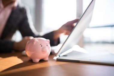 Parayı Çevrimiçi Kaydet Piggy Bankası ve Laptop Bilgisayarı kullanarak