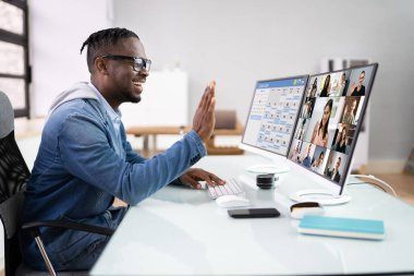 Çevrimiçi Eğitim Video Konferansı İş Giysileri Bilgisayarda