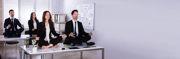 Junge Geschäftsleute Meditieren Schreibtisch Büro — Stockfoto
