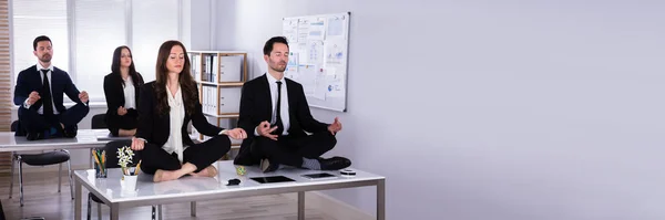 Jovens Empresários Sentados Mesa Meditando Escritório — Fotografia de Stock