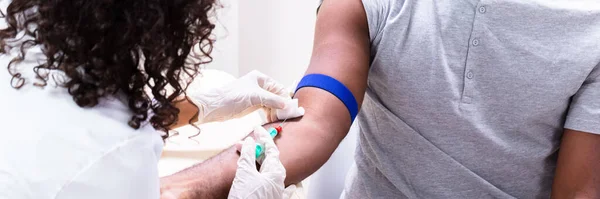 患者の腕から血液サンプルを採取する医師の閉鎖 — ストック写真