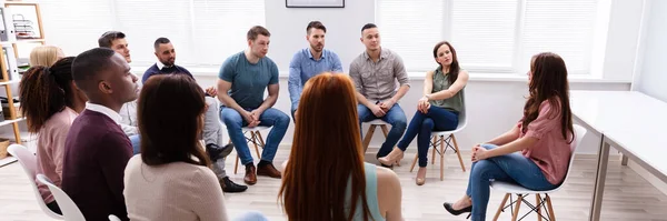 Joven Terapeuta Dando Lecciones Grupo Multiétnico Sección Terapia — Foto de Stock