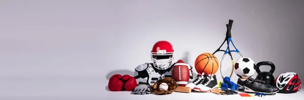 Разнообразие Спортивных Мячей Оборудования Перед Серой Поверхностью — стоковое фото