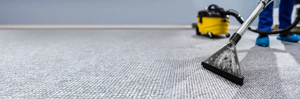 Photo Janitor Cleaning Carpet Vacuum Cleaner — Stock Photo, Image