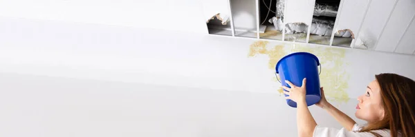 Wanita Khawatir Memegang Ember Biru Bawah Leak Ceiling Koridor — Stok Foto