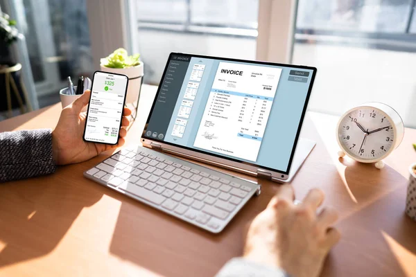 Buchhalter Prüft Online Rechnung Auf Laptop Bildschirm — Stockfoto