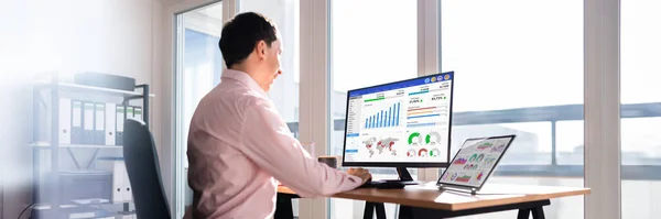 Datový Panel Služby Kpi Business Analytics Analytik Používající Počítač — Stock fotografie
