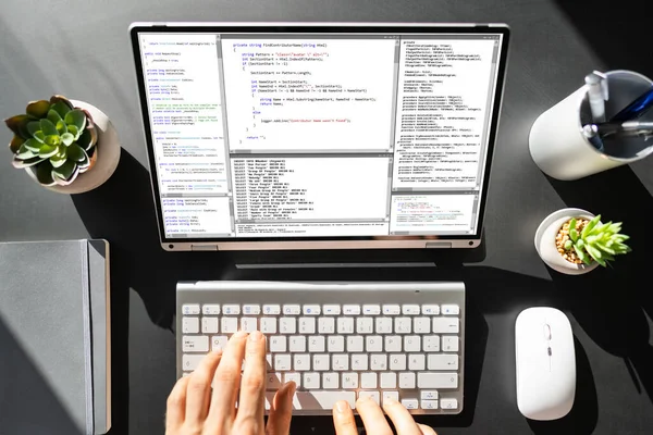 男子软件开发人员在笔记本电脑上输入代码 — 图库照片
