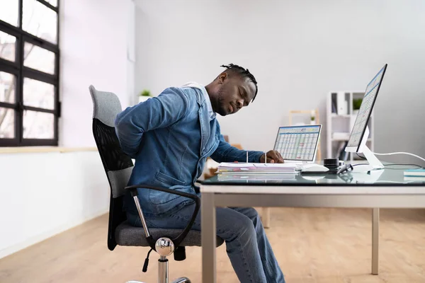 Rückenschmerzen Schlechte Körperhaltung Mann Sitzt Büro — Stockfoto