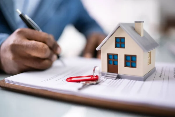 Unterzeichnung Des Hausvertragsdokuments Und Der Immobilienvergabe — Stockfoto