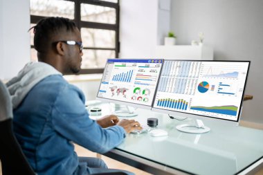 KPI İş Analitik Veri Kontrol Paneli. Analizci Bilgisayar Kullanıyor