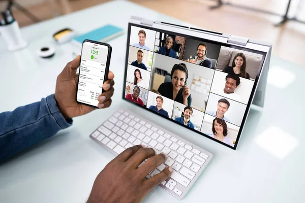 Afroamerikaner Schaut Sich Videokonferenz Webinar — Stockfoto